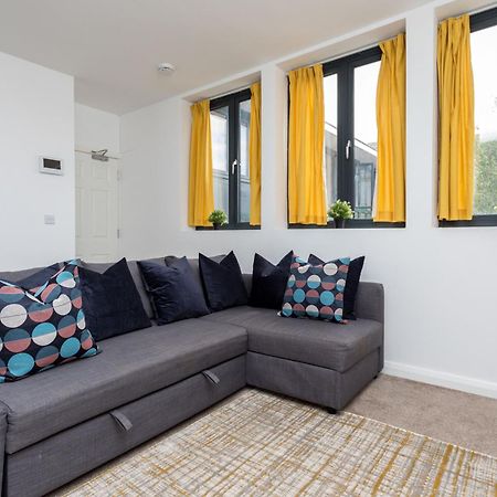 Flat 7- Spacious Studio Flat In The Heart Of Crawley Buitenkant foto