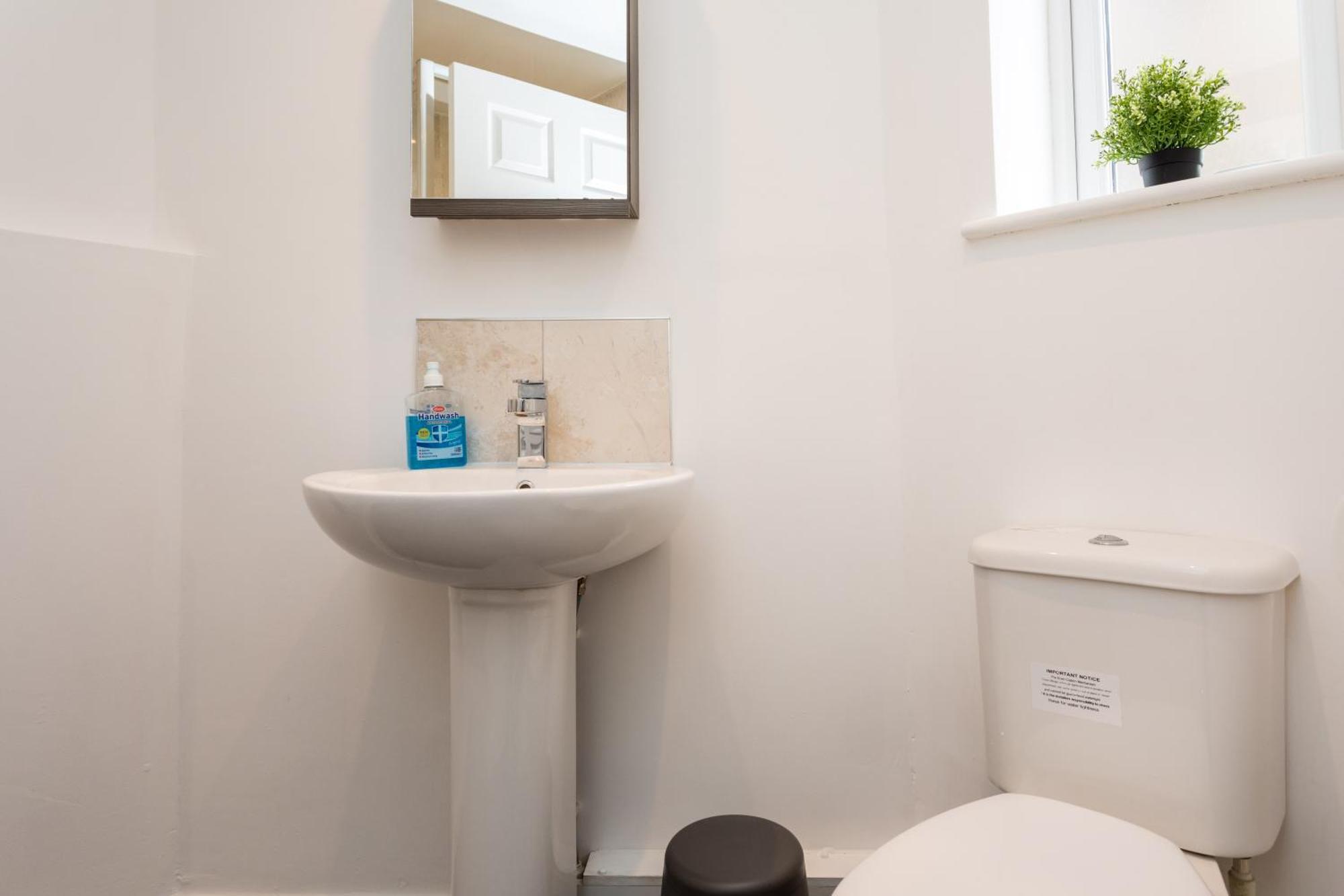 Flat 7- Spacious Studio Flat In The Heart Of Crawley Buitenkant foto