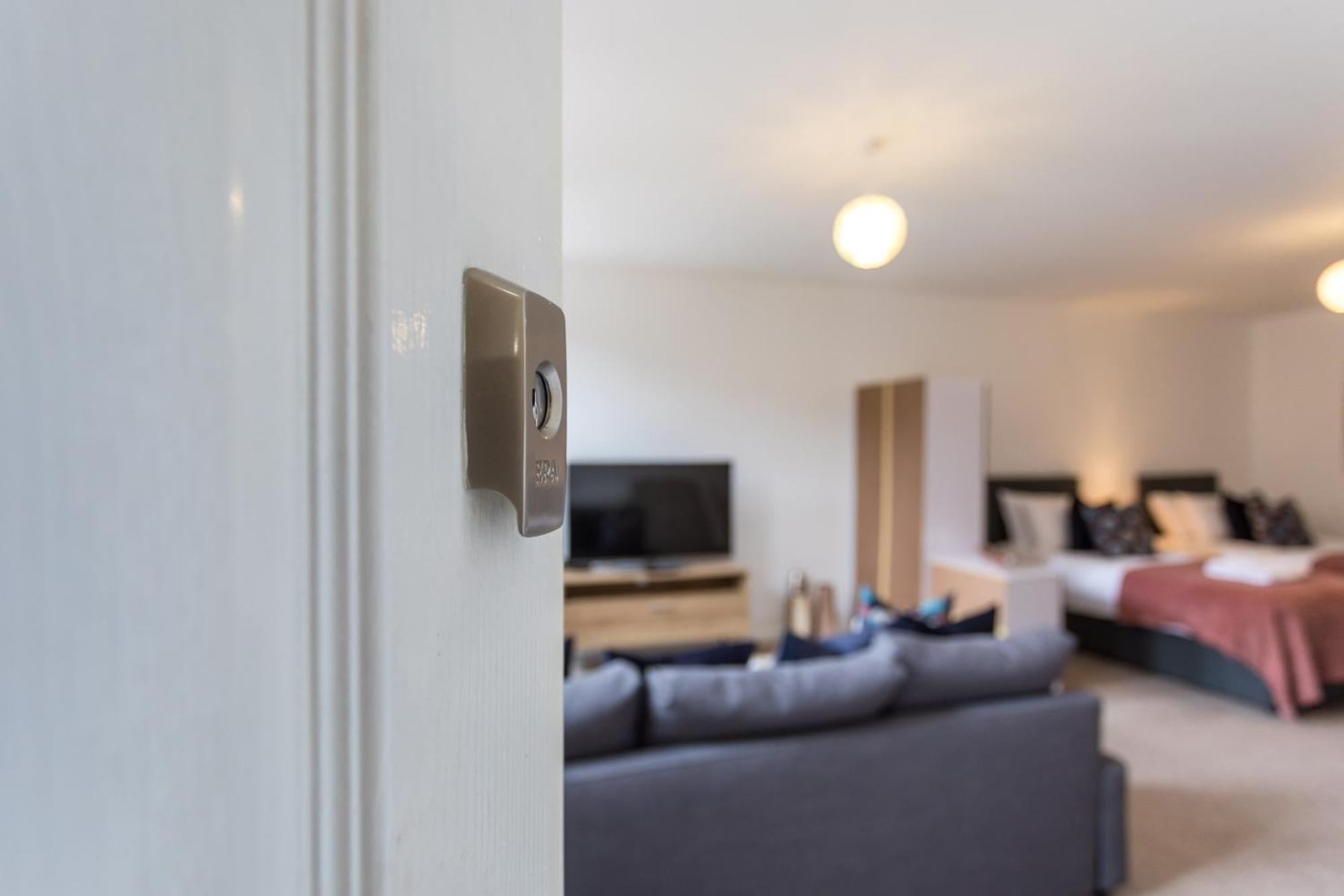 Flat 7- Spacious Studio Flat In The Heart Of Crawley Buitenkant foto