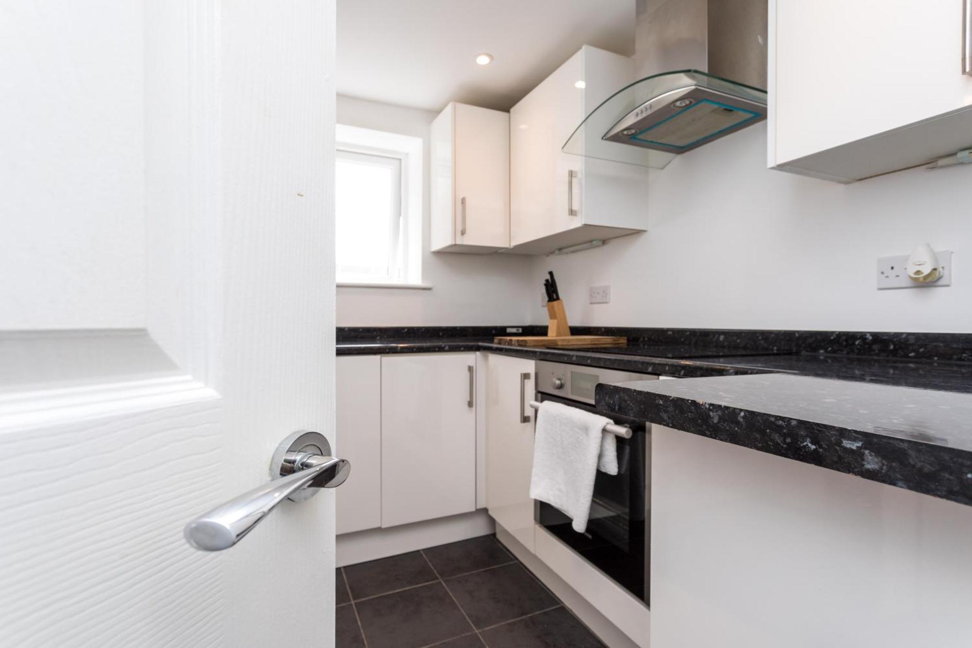 Flat 7- Spacious Studio Flat In The Heart Of Crawley Buitenkant foto