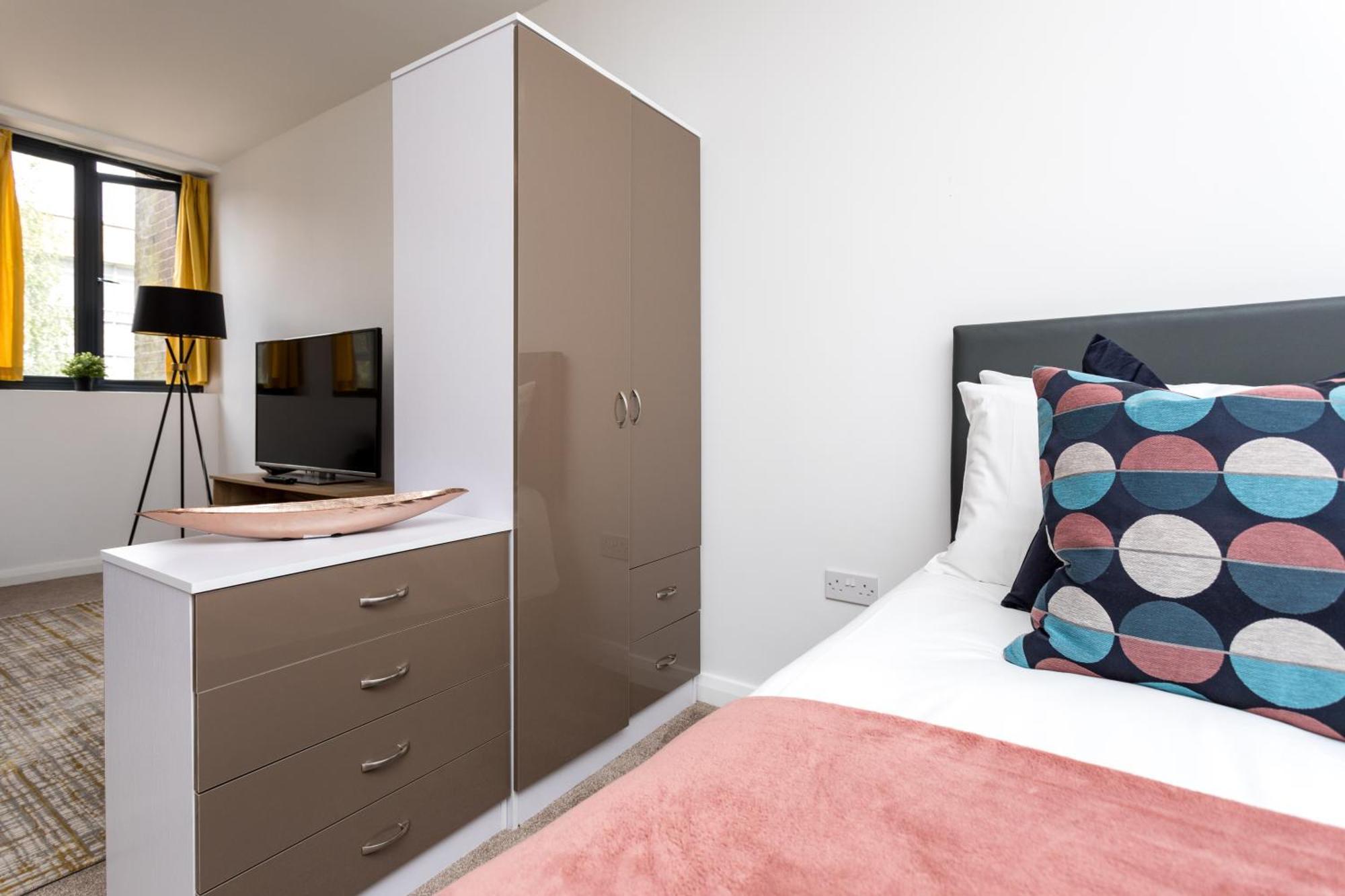Flat 7- Spacious Studio Flat In The Heart Of Crawley Buitenkant foto