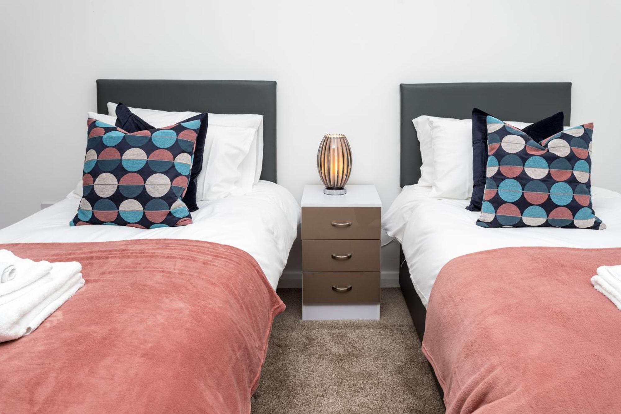 Flat 7- Spacious Studio Flat In The Heart Of Crawley Buitenkant foto