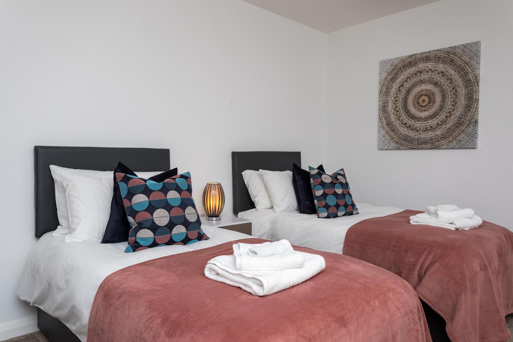 Flat 7- Spacious Studio Flat In The Heart Of Crawley Buitenkant foto