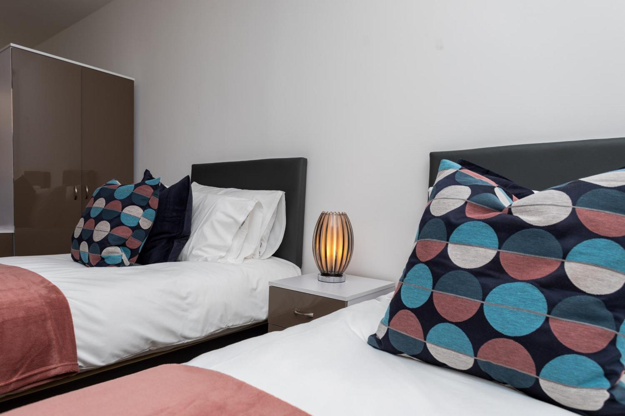 Flat 7- Spacious Studio Flat In The Heart Of Crawley Buitenkant foto