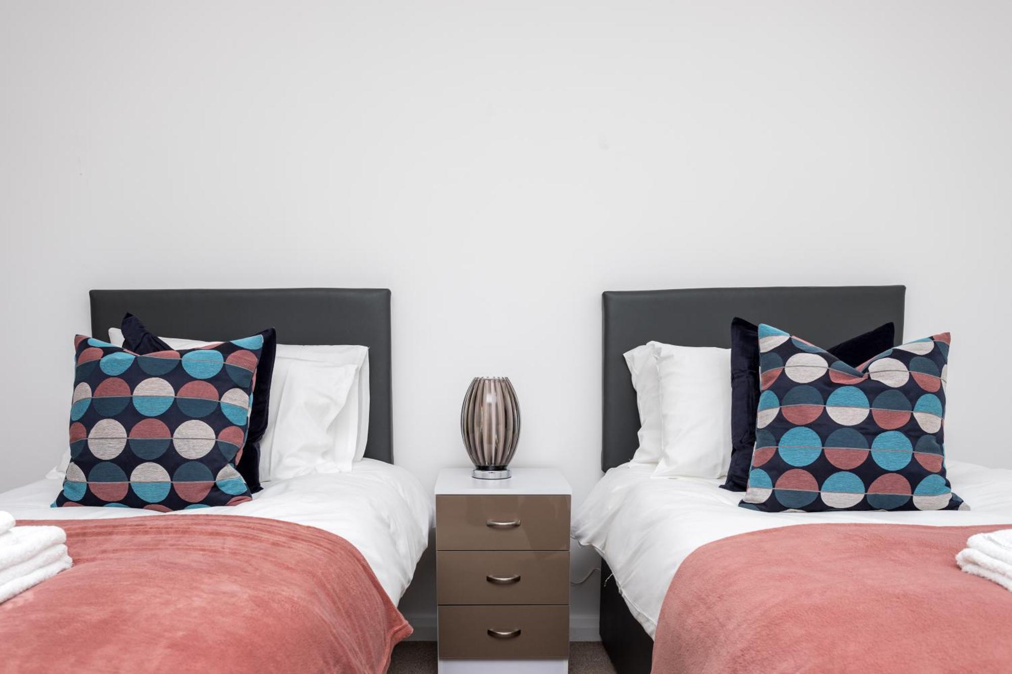 Flat 7- Spacious Studio Flat In The Heart Of Crawley Buitenkant foto